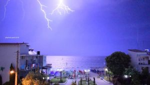 LIGHTNING captured striking the SEA in HD!