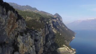 Lago Di Garda - Gardasee  - Lake Garda  - Italia - von Oben - Rundflug DJI Drone 4K Footage