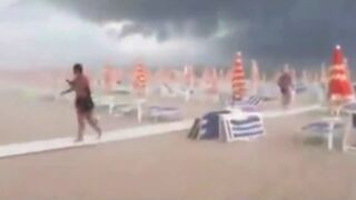 Tortoreto Lido (TE) - Tempesta si abbatte sulla spiaggia, bagnanti in fuga (10.07.19)